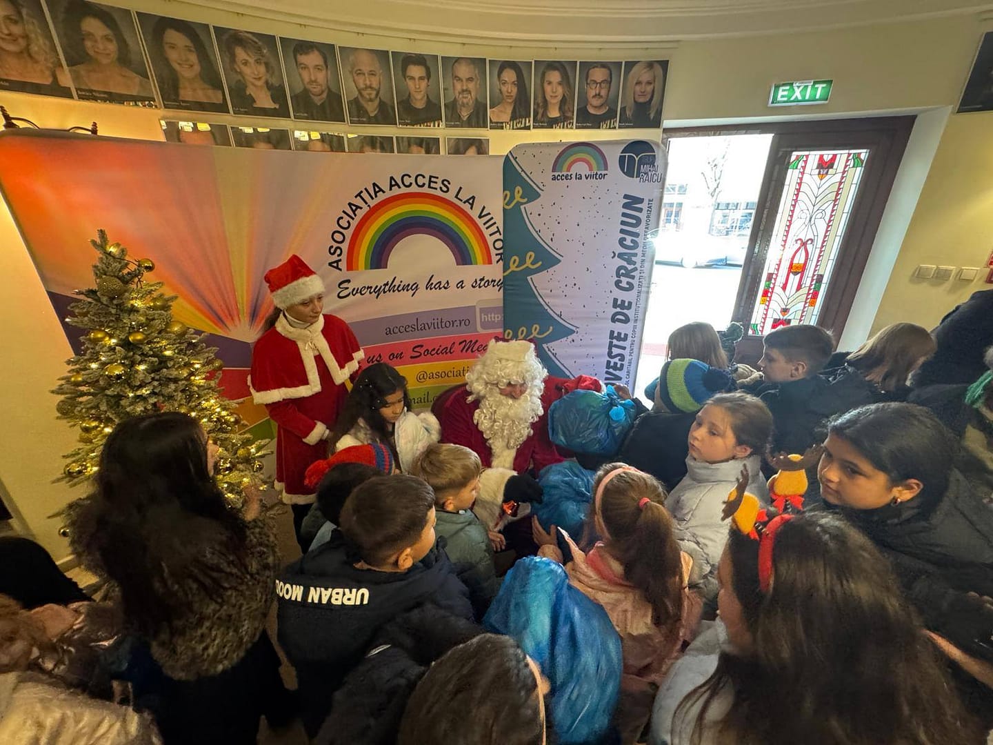 O sală de teatru. 563 de copii. Un Crăciun magic.